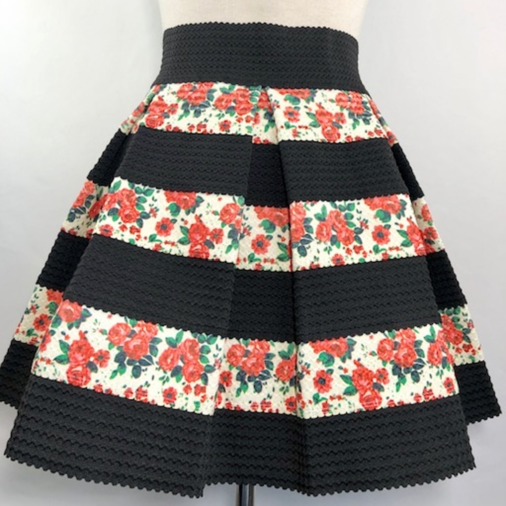 Touch Me Womens Skirt  Pleated Size M Black and Fl